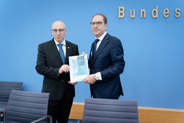 BPK, Vorstellung Verfassungsschutzbericht 2025 Berlin, BPK, Vorstellung Verfassungsschutzbericht 2025, Alexander Dobrindt, Bundesinnenminister, Bundespressekonferenz, Sinan Selen, Präsident des Bundesamtes für Verfassungsschutz Berlin Berlin GER