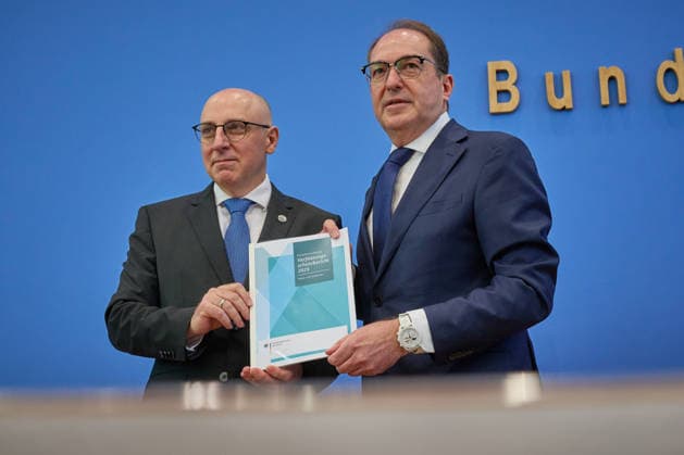 Vorstellung des Verfassungsschutzberichtes 2025 in der Bundespressekonferenz in Berlin mit Bundesminister des Innern Alexander Dobrindt (CSU, rechts im Bild) und Sinan Selen, Praesident des Bundesamtes fuer Verfassungsschutz (BfV, links) (Foto vom 30.06.2026). Die Zahl der Rechtsextremisten ist nach der Einschaetzung des Verfassungsschutzes weiter gestiegen. Wie aus dem am Dienstag in Berlin veroeffentlichten Bericht fuer das vergangene Jahr hervorgeht, wird ihr ein Potenzial von rund 58.700 Anhaengern zugerechnet. (Siehe epd-Meldung vom 30.06.2026) EDITORIAL USE ONLY