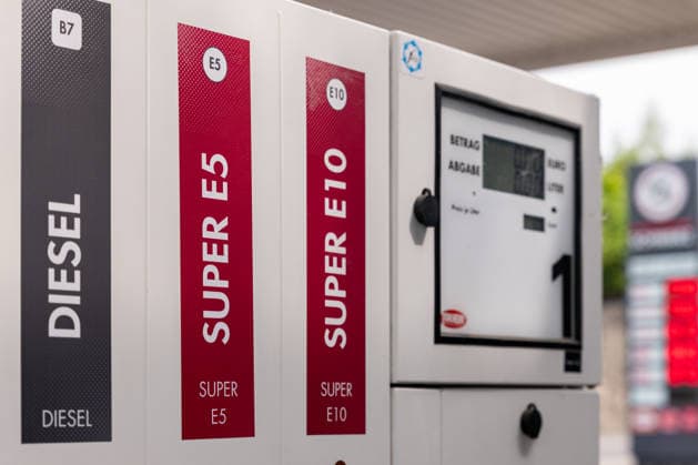 Zapfsäule mit Diesel, Super E5 und Super E10 an Tankstelle 04.06.26, Selters: Symbolfoto, Illustrationsbild, Symbolbild, Illustrationsfoto, Alltagsszene Nahaufnahme einer modernen Zapfsäule mit den Kraftstoffsorten Diesel (B7), Super E5 und Super E10. Im Hintergrund ist unscharf die Preisanzeige einer Tankstelle zu erkennen. Das Bild steht für Mobilität, Kraftstoffversorgung und Straßenverkehr. Selters im Taunus Hessen Deutschland Copyright: xThorstenxWagnerx