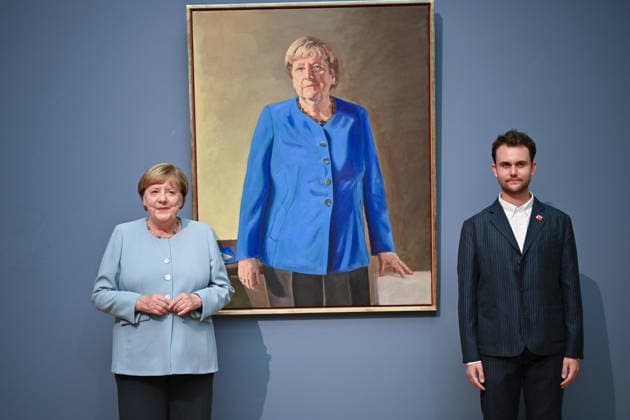 News Themen der Woche KW27 Im Berliner Bode-Museum ist am Dienstag (30.06.2026) das Portraet der frueheren Bundeskanzlerin Angela Merkel (CDU) enthuellt worden. Gemalt wurde es von dem deutsch-franzoesischen Maler Jeremie Queyras (rechts), der Merkel (links) stehend und in einem blauen Blazer portraetiert hat. Das Werk ist 110 mal 140 Zentimeter gross und bis zum 4. Oktober im Bode-Museum zu sehen. Danach soll das Portraet im ersten Stock des Bundeskanzleramtes neben den anderen bisherigen Kanzlern ausgestellt werden. Merkel war von 2005 bis 2021 Bundeskanzlerin. (Siehe epd-Meldung vom 30.06.2026) EDITORIAL USE ONLY