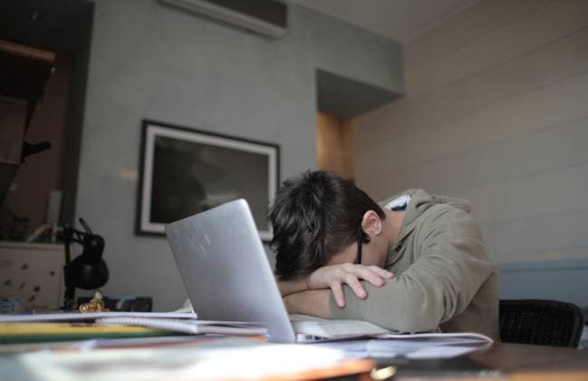 Tired student falls asleep while studying with laptop Busto Arsizio, Lombardy, Italy CR_MIPI260630-2071911-01 ,model released, Symbolfoto