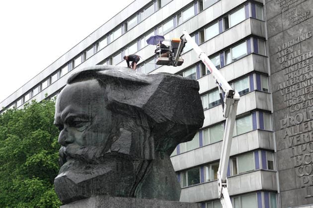 News Themen der Woche KW27 Materialprobe entnommen 01.07.2026, Chemnitz, Brückenstraße, Karl- Marx- Monument Heute wurde vom wohl berühmtsten Wahrzeichen der Stadt Chemnitz, dem Karl- Marx- Monument, eine Materialprobe entnommen. Vor der umfangreichen Restaurierung des Monuments ist dies notwendig. Es ist nicht klar, in welchem Zustand sich der Innenraum des Monuments befindet. Bevor am Denkmal Schweißarbeiten durchgeführt werden können, ist die heutige Entnahme nötig, damit beim Öffnen das Material der Bronzeplatten nicht beschädigt wird. Mit der Entnahme der Proben und dem Gutachten wurde der Verein zur Förderung der Schweißtechnik an der TU Chemnitz e.V. beauftragt. Chemnitz Sachsen BRD