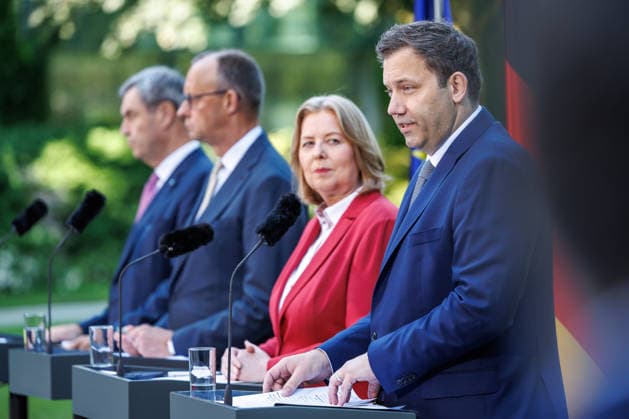 News Themen der Woche KW27 Presseunterrichtung zu den Beratungen des Koalitionsausschusses Presseunterrichtung zu den Beratungen des Koalitionsausschusses im Bundeskanzleramt am 02.06.2026. Lars Klingbeil (SPD), Bundesfinanzminister spricht zu den Anwesenden. Berlin Berlin Deutschland Bundeskanzleramt