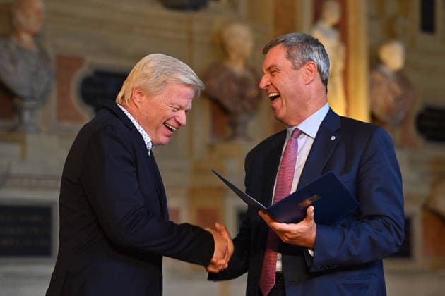 News Themen der Woche KW27 Oliver KAHN (Ex Fussballprofi) erhaelt von Markus SOEDER (Ministerpraesident Bayern und CSU Vorsitzender) den Bayerischen Verdienstorden. Verleihung Bayerischer Verdienstorden im Antiquariat der Residenz in Muenchen am 03.07.2026.