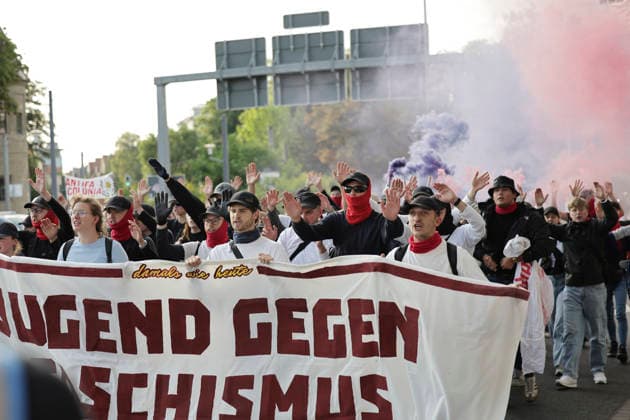 News Themen der Woche KW27 04.07.2026 Demonstration gegen den AFD-Parteitag in Erfurt Demonstartionszug mit Transparenten und Pyrotechnik auf dem Weg zur Erfurter Messehalle Erfurt Thürigen