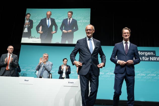 News Themen der Woche KW27 News Bilder des Tages CDU Landesparteitag des Landes Nordrhein-Westfalen in Duesseldorf Bundeskanzler Friedrich Merz bei seiner Ankunft am CDU Landesparteitag des Landes Nordrhein-Westfalen mit Hendrik Wuest, Ministerpraesident des Landes Nordrhein-Westfalen im Maritim Hotel in NRW, Duesseldorf, 04.07.2026