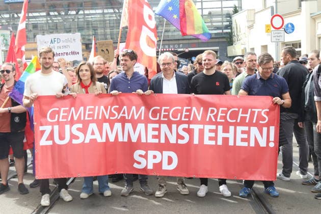 Elisabeth Kaiser, Thüringens Innenminister Georg Maier, Tim Klüssendorf und Bundesminister Carsten Schneider bei der Demonstration gegen den Bundesparteitag der AfD in Erfurt. Erfurt, 04.07.2026. An diesem Wochenende findet in Erfurt eine der größten Demonstrationen des Jahres statt, bei der zehntausende Menschen gegen den zeitgleich stattfindenden AfD-Bundesparteitag auf die Straße gehen. Unter den zahlreichen Demonstrierenden und Rednern des breiten zivilgesellschaftlichen Bündnisses befinden sich namhafte Spitzenpolitiker aus der Bundes- und Landespolitik, die ein starkes Zeichen für Demokratie und Vielfalt setzen. Copyright: xAgenturxMatthiasxWehnertx xM.xGränzdörferx