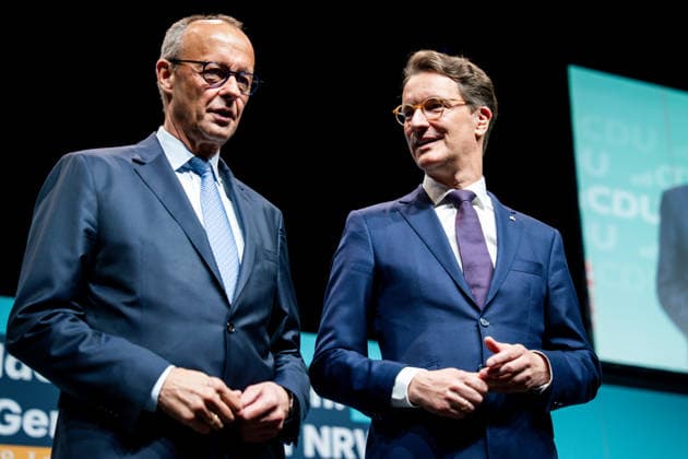 CDU Landesparteitag des Landes Nordrhein-Westfalen in Duesseldorf Bundeskanzler Friedrich Merz gemeinsam mit Hendrik Wuest, Ministerpraesident des Landes Nordrhein-Westfalen auf dem CDU Landesparteitag des Landes Nordrhein-Westfalen im Maritim Hotel in NRW, Duesseldorf, 04.07.2026 Duesseldorf Nordrhein-Westfalen Deutschland