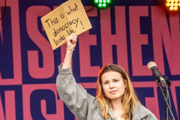 News Themen der Woche KW27 News Bilder des Tages Luisa Neubauer, Klimaaktivistin, bei der Hauptkundgebung gegen den AfD-Bundesparteitag an diesem Wochenende, Erfurt, 4. Juli 2026 Deutschland, Erfurt, 4. Juli 2026, Luisa Neubauer, Klimaaktivistin, mit Plakat: This is what democracy looks like!, auf der Bühne, vor ihrer Rede bei Hauptkundgebung gegen den AfD-Bundesparteitag auf dem Erfurter Messegelände, Kundgebung organisiert vom DGB und dem Bündnis Zusammenstehen, Zehntausende protestieren an der Messe Erfurt, wo der AfD Parteitag stattfindet, Protestbewegung, Politik, Thüringen
