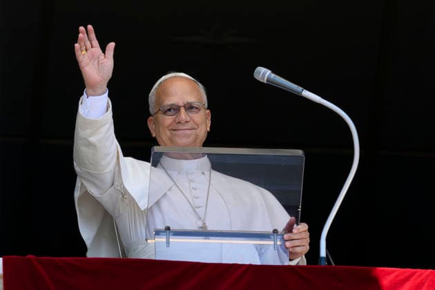 ITALY - POPE LEO XIV WAVES RO THE CROWD FROM THE WINDOW OF THE APOSTOLIC PALACE OVERLOOKING ST PETER S SQUARE DURING THE ANGELUS PRAYER AT THE VATICAN- 2026 7 5 Italy, Rome, Vatican, 2026 7 5.Pope Leo XIV waves to the crowd from the window of the apostolic palace overlooking St. Peter s square during the Angelus prayer in the Vatican EDITORIAL USE ONLY - NO BOOKS Copyright: xVATICANxMEDIAx