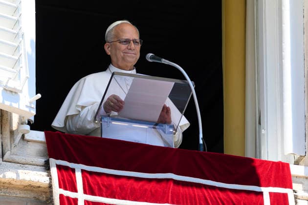 ITALY - POPE LEO XIV WAVES RO THE CROWD FROM THE WINDOW OF THE APOSTOLIC PALACE OVERLOOKING ST PETER S SQUARE DURING THE ANGELUS PRAYER AT THE VATICAN- 2026 7 5 Italy, Rome, Vatican, 2026 7 5.Pope Leo XIV waves to the crowd from the window of the apostolic palace overlooking St. Peter s square during the Angelus prayer in the Vatican EDITORIAL USE ONLY - NO BOOKS Copyright: xVATICANxMEDIAx