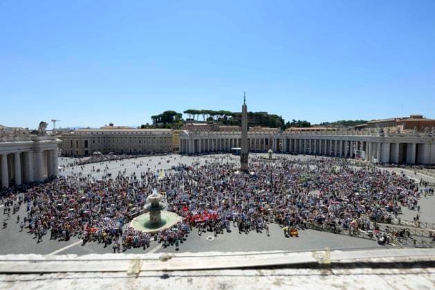 ITALY - POPE LEO XIV WAVES RO THE CROWD FROM THE WINDOW OF THE APOSTOLIC PALACE OVERLOOKING ST PETER S SQUARE DURING THE ANGELUS PRAYER AT THE VATICAN- 2026 7 5 Italy, Rome, Vatican, 2026 7 5.Pope Leo XIV waves to the crowd from the window of the apostolic palace overlooking St. Peter s square during the Angelus prayer in the Vatican EDITORIAL USE ONLY - NO BOOKS Copyright: xVATICANxMEDIAx