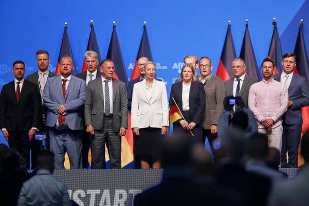 News Themen der Woche KW27 Erfurt, Thüringen, Deutschland, 05.07.2026: Messe: AfD-Bundesparteitag: Der Vorstand um Tino Chrupalla und Alice Weidel steht zum Abschluss des Parteitags auf der Bühne und singt die Nationalhymne Copyright: xdtsxNachrichtenagenturx dts_126603