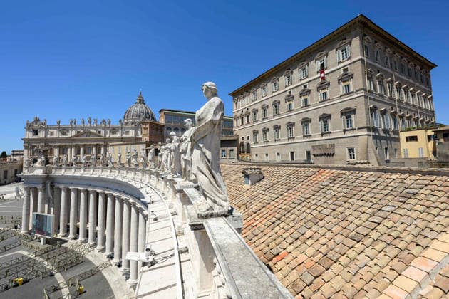 ITALY - POPE LEO XIV WAVES RO THE CROWD FROM THE WINDOW OF THE APOSTOLIC PALACE OVERLOOKING ST PETER S SQUARE DURING THE ANGELUS PRAYER AT THE VATICAN- 2026 7 5 Italy, Rome, Vatican, 2026 7 5.Pope Leo XIV waves to the crowd from the window of the apostolic palace overlooking St. Peter s square during the Angelus prayer in the Vatican EDITORIAL USE ONLY - NO BOOKS Copyright: xVATICANxMEDIAx