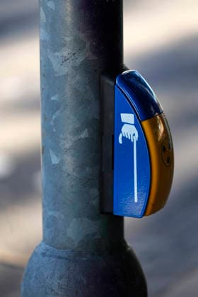Düsseldorf, Deutschland, 06.09.2023 Ampelanlagen für blinde und sehbehinderte Menschen (sogenannte Blindenampeln) sind mit speziellen Zusatzfunktionen ausgestattet, die ein sicheres Überqueren der Straße gewährleisten. Sie verfügen über akustische und spürbare Signale an den gelben Ampelkästen an einem Fussgängerüberweg in Düsseldorf - Mörsenbroich