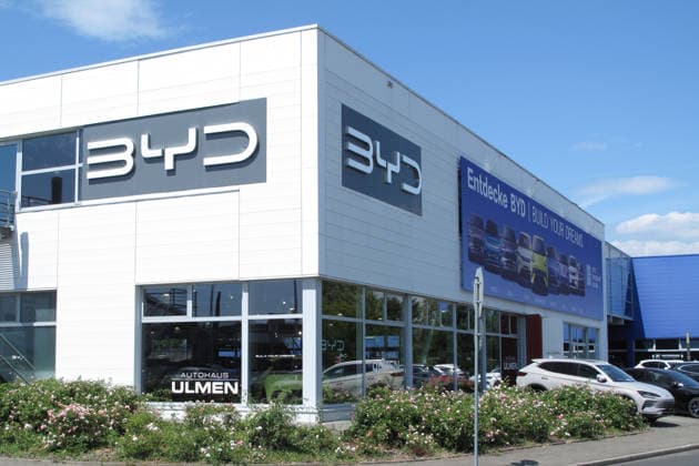 BYD Flagshipstore des Autohaus Ulmen auf der Automeile Höherweg in Düsseldorf mit davor ausgestellten Neuwagen. Der chinesische Automobilhersteller BYD (build your dreams) bietet in Deutschland derzeit die Elektroautos elektrifizierten Autos ATTO 2, ATTO 3 evo, DOLPHIN, DOLPHIN Surf, SEAL, SEAL 6 DM-i Touring, SEALION 7, SEAL U DM-i, SEAL U und TANG an.