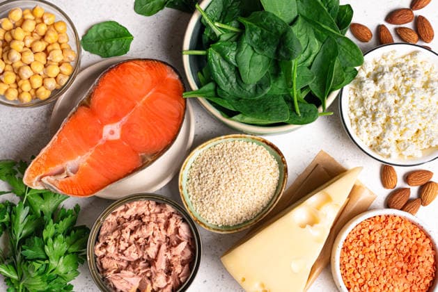 Lebensmittel, die Kalzium enthalten. Natürliche Produkte, die Kalzium enthalten. Calcium source foods. Natural products containing calcium. Foods rich in calcium include sesame, nuts, fish, dairy products, beans, spinach. Osteoporosis diet, healthy eating concept. (License=RF) Copyright: xZoonar.com OksanaxBratanovax 25201652