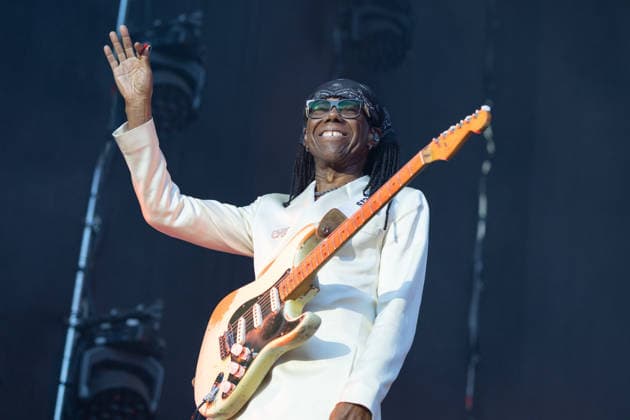 Nile Rodgers & Chic auf dem Kunst!Rasen Bonn Gitarrist und Produzent Nile RODGERS mit seiner Funk- und Disco-Band Chic beim Live-Auftritt beim Open-Air-Konzert auf dem Kunst!Rasen Bonn-Gronau. Die sommerliche Konzertreihe Kunst!Rasen findet am Rande der Rheinaue am Bonner Rheinufer statt. Bonn Gronau Nordrhein-Westfalen Deutschland Copyright: xMarcxJohnx