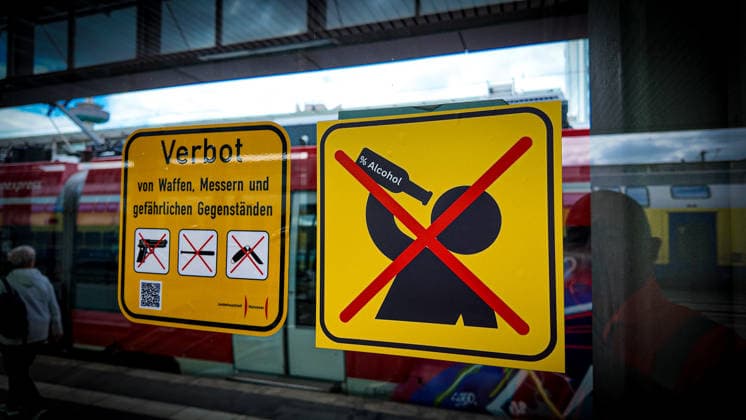 Hannover Hauptbahnhof. Verbotsschild. Verboten. Verbot von Waffen, Messern und gefährlichen Gegenständen. Verbot von Alkohol. Alkoholverbot. Hannover, Niedersachsen, DEU, Deutschland, 09.07.2026