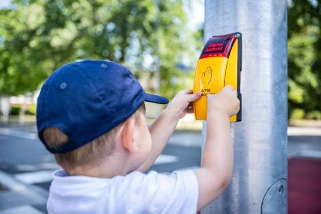 Neue Fußgängerampel an der Kaiser-Wilhelm-Straße in Mülheim an der Ruhr ** NUR FÜR REDAKTIONELLE ZWECKE ** EDITORIAL USE ONLY **<p>Ein Kind betätigt am Freitag, 10.07.2026, die neue Fußgängerampel an der Kaiser-Wilhelm-Straße in Mülheim an der Ruhr. Hier müssen zahlreiche Kinder auf ihrem Weg zur BRüder-Grimm-Schule die Straße überqueren. Deutschland NRW Mülheim an der Ruhr Copyright: MartinxMöller