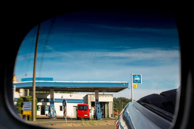 Tankstelle Perspektive durch den Außenspiegel eines Cabrios Merchweiler, Saarland, Deutschland, 11. Juli 2026: Aral-Tankstelle in Merchweiler im Saarland, fotografiert durch den Außenspigel eines Cabrios.