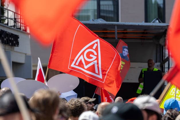 Demonstration für Solidarität statt Sozialabbau, Nürnberg, 11.07.2026 IG-Metall-Fahnen wehen bei einer Demonstration des Bündnisses UNKÜRZBAR Mittelfranken. Die Kundgebung richtet sich gegen das Reformpaket der Bundesregierung, das die Organisatoren als Angriff auf den Sozialstaat und Arbeitnehmerrechte bezeichnen. Nürnberg Bayern Deutschland