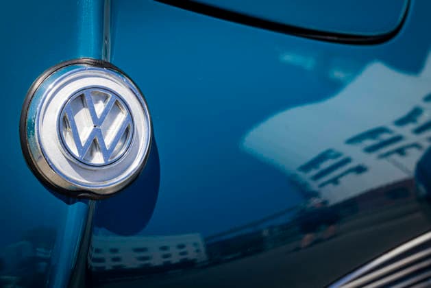 Detail VW Logo auf der Motorhaube eines Karmann Ghia CoupÃ . Im blauen Lack spiegelt sich das VW-Werk Osnabrück. 11.07.2026 Symbolbild VW Osnabrück