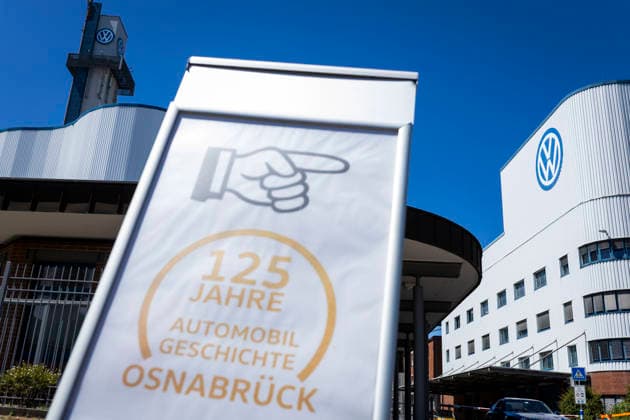 Schild 125 Jahre Automobil Geschichte Osnabrück vor dem VW-Werk in Osnabrück. 11.07.2026 Symbolbild VW Osnabrück