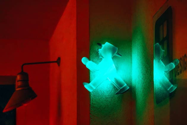 Berlin, Deutschland ? 22. April 2026: Eine grün leuchtende Ampelmann-Figur an einer Innenwand im Ampelmann-Geschäft in Berlin Berlin, Germany - April 22, 2026: Illuminated green Ampelmann figure mounted on an interior wall at the Ampelmann Berlin store (License=RM) Copyright: xZoonar.com AndreixAntipovx 25327208
