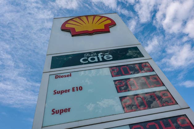 Wie ist die weitere Entwicklung der Spritpreise? SHELL Tankstelle in Siegen am Morgen. Der aktuelle Preis fuer (für) Diesel, Super E10 und Super liegt ueber (über) 2 Euro. Tankstelle, Spritpreise am 14.07.2026 in Siegen Deutschland.
