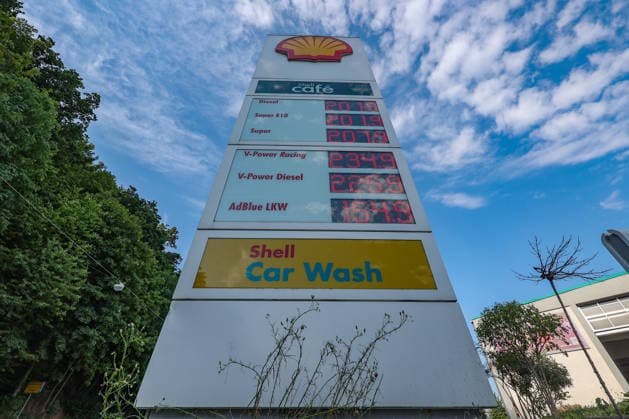 Wie ist die weitere Entwicklung der Spritpreise? SHELL Tankstelle in Siegen am Morgen. Der aktuelle Preis fuer (für) Diesel, Super E10 und Super liegt ueber (über) 2 Euro. Tankstelle, Spritpreise am 14.07.2026 in Siegen Deutschland.