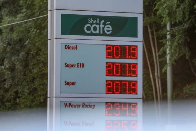 Wie ist die weitere Entwicklung der Spritpreise? SHELL Tankstelle in Siegen am Morgen. Der aktuelle Preis fuer (für) Diesel, Super E10 und Super liegt ueber (über) 2 Euro. Tankstelle, Spritpreise am 14.07.2026 in Siegen Deutschland.