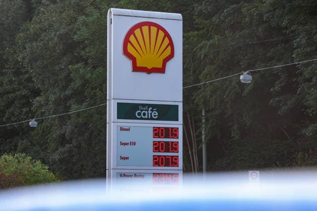 Wie ist die weitere Entwicklung der Spritpreise? SHELL Tankstelle in Siegen am Morgen. Der aktuelle Preis fuer (für) Diesel, Super E10 und Super liegt ueber (über) 2 Euro. Tankstelle, Spritpreise am 14.07.2026 in Siegen Deutschland.