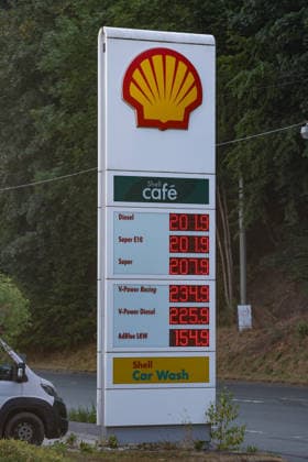 Wie ist die weitere Entwicklung der Spritpreise? SHELL Tankstelle in Siegen am Morgen. Der aktuelle Preis fuer (für) Diesel, Super E10 und Super liegt ueber (über) 2 Euro. Tankstelle, Spritpreise am 14.07.2026 in Siegen Deutschland.