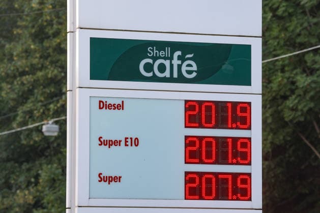 Wie ist die weitere Entwicklung der Spritpreise? SHELL Tankstelle in Siegen am Morgen. Der aktuelle Preis fuer (für) Diesel, Super E10 und Super liegt ueber (über) 2 Euro. Tankstelle, Spritpreise am 14.07.2026 in Siegen Deutschland.