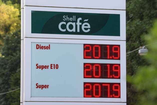 Wie ist die weitere Entwicklung der Spritpreise? SHELL Tankstelle in Siegen am Morgen. Der aktuelle Preis fuer (für) Diesel, Super E10 und Super liegt ueber (über) 2 Euro. Tankstelle, Spritpreise am 14.07.2026 in Siegen Deutschland.