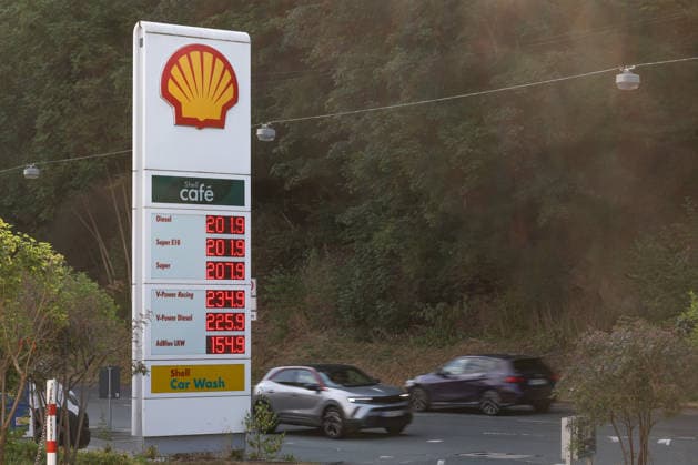 Wie ist die weitere Entwicklung der Spritpreise? SHELL Tankstelle in Siegen am Morgen. Der aktuelle Preis fuer (für) Diesel, Super E10 und Super liegt ueber (über) 2 Euro. Tankstelle, Spritpreise am 14.07.2026 in Siegen Deutschland.