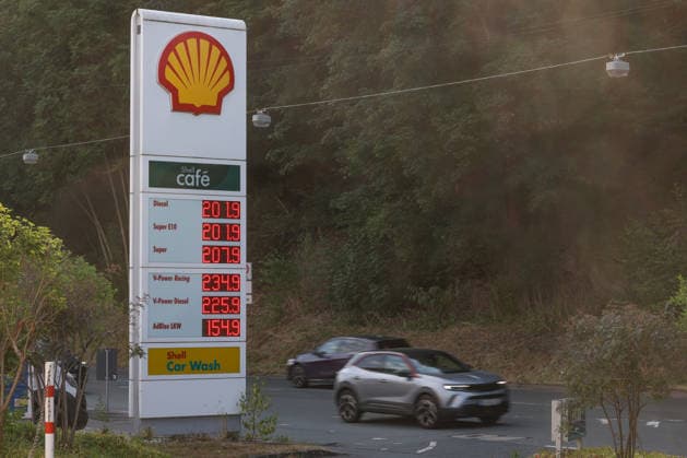 Wie ist die weitere Entwicklung der Spritpreise? SHELL Tankstelle in Siegen am Morgen. Der aktuelle Preis fuer (für) Diesel, Super E10 und Super liegt ueber (über) 2 Euro. Tankstelle, Spritpreise am 14.07.2026 in Siegen Deutschland.