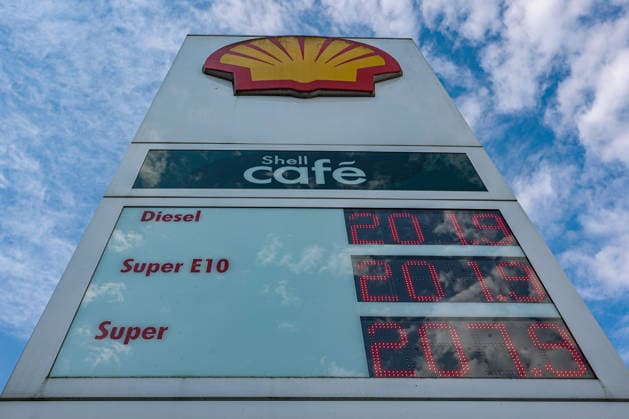 Wie ist die weitere Entwicklung der Spritpreise? SHELL Tankstelle in Siegen am Morgen. Der aktuelle Preis fuer (für) Diesel, Super E10 und Super liegt ueber (über) 2 Euro. Tankstelle, Spritpreise am 14.07.2026 in Siegen Deutschland.