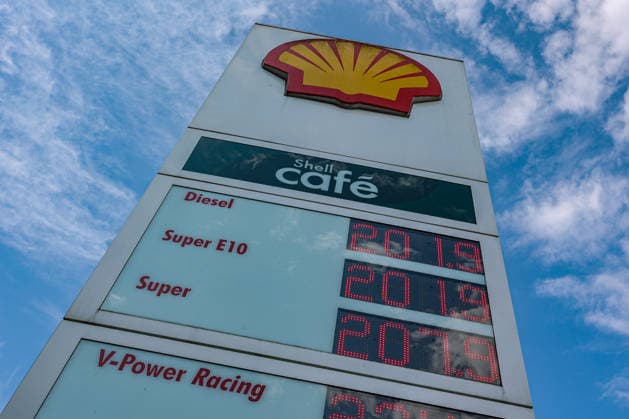 Wie ist die weitere Entwicklung der Spritpreise? SHELL Tankstelle in Siegen am Morgen. Der aktuelle Preis fuer (für) Diesel, Super E10 und Super liegt ueber (über) 2 Euro. Tankstelle, Spritpreise am 14.07.2026 in Siegen Deutschland.