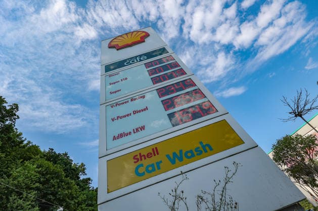 Wie ist die weitere Entwicklung der Spritpreise? SHELL Tankstelle in Siegen am Morgen. Der aktuelle Preis fuer (für) Diesel, Super E10 und Super liegt ueber (über) 2 Euro. Tankstelle, Spritpreise am 14.07.2026 in Siegen Deutschland.