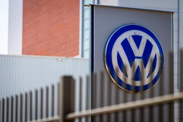 Symbolbild Volkswagen Osnabrück. VW Logo am Tor 2 am VW-Werk in Osnabrück 11.07.2026 Symbolbild VW Osnabrück