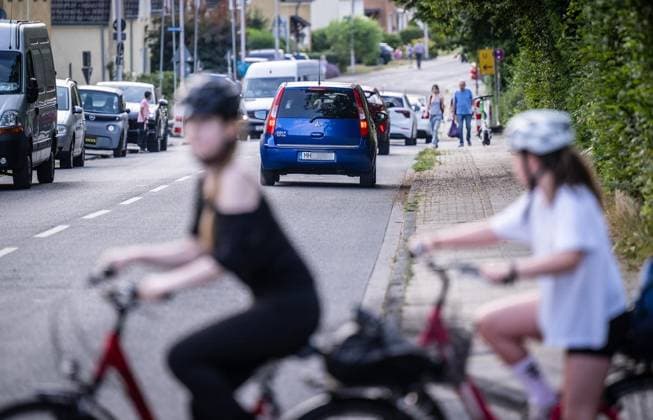 Schulweg in Mülheim an der Ruhr ** NUR FÜR REDAKTIONELLE ZWECKE ** EDITORIAL USE ONLY **<p>Kinder überqueren am Dienstagmorgen, 14.07.2026, mit ihren Rädern die Kleiststraße in Mülheim an der Ruhr. Deutschland NRW Mülheim an der Ruhr Copyright: MartinxMöller