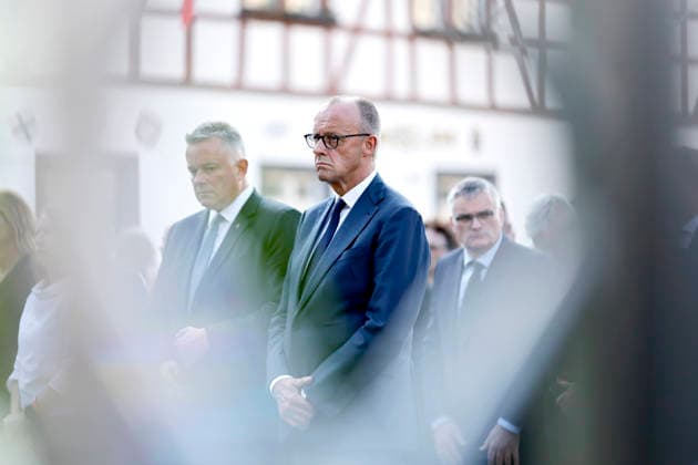 News Themen der Woche KW29 Politiker Gordon Schnieder, Ministerpräsident des Landes Rheinland-Pfalz, und Bundeskanzler Friedrich Merz stehen bei einer Schweigeminute bei der zentralen Gedenkveranstaltung zum fünften Jahrestag der Flutkatastrophe im Ahrtal auf dem Marktplatz. Die Flut in der Nacht vom 14. auf den 15. Juli 2021 in Rheinland-Pfalz und Nordrhein-Westfalen war eine der verheerendsten Naturkatastrophen in der jüngeren deutschen Geschichte. Bad Neuenahr-Ahrweiler, 14.07.2026 Rheinland-Pfalz Deutschland Copyright: xChristophxHardtx