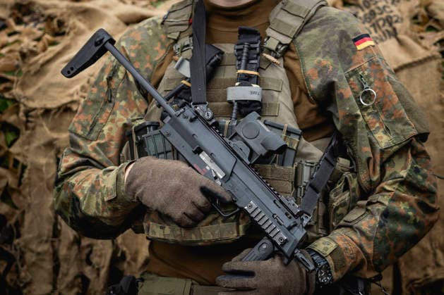 Symbolbild zur Bundeswehr. Ein Soldat in Kampfmontur haelt eine Maschinenpistole in Berlin, 15.07.2026. Berlin Deutschland Copyright: xJulianexSonntagx