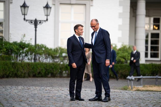 Besuch des Praesidenten der Franzoesischen Republik beim Bundeskanzler in Bensberg Bundeskanzler Friedrich Merz gemeinsam mit Emmanuel Macron Praesidenten der Franzoesischen Republik, auf dem Weg zum gemeinsamen Pressestatement zum Besuch des Praesidenten der Franzoesischen Republik im Innenhof des Althoff Grandhotel Schloss Bensberg, Bensberg, 16.07.2026 Bensberg Nordrhein-Westfalen Deutschland