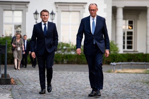 Besuch des Praesidenten der Franzoesischen Republik beim Bundeskanzler in Bensberg Bundeskanzler Friedrich Merz gemeinsam mit Emmanuel Macron Praesidenten der Franzoesischen Republik, auf dem Weg zum gemeinsamen Pressestatement zum Besuch des Praesidenten der Franzoesischen Republik im Innenhof des Althoff Grandhotel Schloss Bensberg, Bensberg, 16.07.2026 Bensberg Nordrhein-Westfalen Deutschland