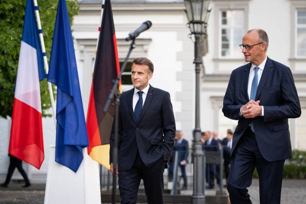 Besuch des Praesidenten der Franzoesischen Republik beim Bundeskanzler in Bensberg am Vorabend zum 26. Deutsch-Franzoesischen Ministerrat Bundeskanzler Friedrich Merz gemeinsam mit Emmanuel Macron Praesidenten der Franzoesischen Republik, im Innenhof des Althoff Grandhotel Schloss Bensberg auf dem Weg zur gemeinsamen Pressestatement zum Besuch des Praesidenten der Franzoesischen Republik im Innenhof des Althoff Grandhotel Schloss Bensberg, Bensberg, 16.07.2026 Bensberg Nordrhein-Westfalen Deutschland