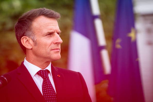 Besuch des Praesidenten der Franzoesischen Republik beim Bundeskanzler in Bensberg am Vorabend zum 26. Deutsch-Franzoesischen Ministerrat Emmanuel Macron Praesidenten der Franzoesischen Republik, in rotem Licht getaucht, (Portrait) waehrend des gemeinsamen Pressestatement zum Besuch des Praesidenten der Franzoesischen Republik im Innenhof des Althoff Grandhotel Schloss Bensberg, Bensberg, 16.07.2026 Bensberg Nordrhein-Westfalen Deutschland
