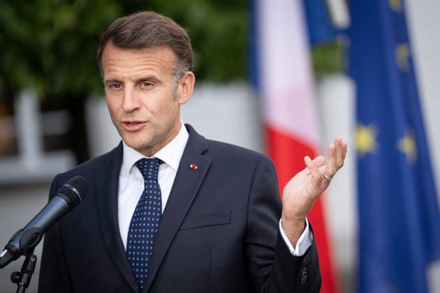 Besuch des Praesidenten der Franzoesischen Republik beim Bundeskanzler in Bensberg am Vorabend zum 26. Deutsch-Franzoesischen Ministerrat Emmanuel Macron Praesidenten der Franzoesischen Republik, im Portrait nut besonderer Geste waehrend des gemeinsamen Pressestatement zum Besuch des Praesidenten der Franzoesischen Republik im Innenhof des Althoff Grandhotel Schloss Bensberg, Bensberg, 16.07.2026 Bensberg Nordrhein-Westfalen Deutschland
